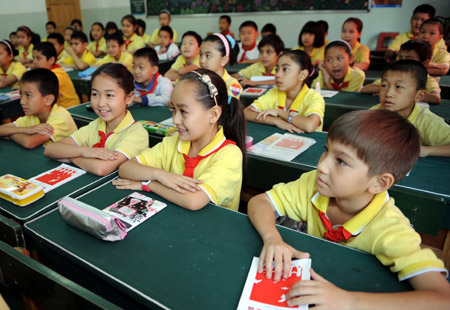 Students from Urumqi No. 10 Primary School have class on the first day of the new semester in Urumqi, capital of northwest China&apos;s Xinjiang Uygur Autonomous Region, September 1, 2009.