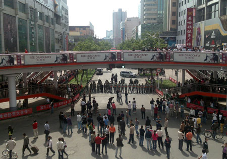 People gather on a street in Urumqi, capital of northwest China's Xinjiang Uygur Autonomous Region, September 4, 2009. Police were exerting efforts to control the situation in Urumqi on Friday.