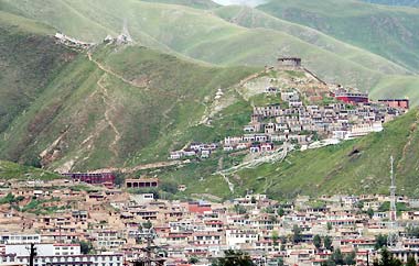 Jiegu Town is the largest in Yushu County and a good base from which to visit the rest of the vast Qinghai Province in northwestern China.