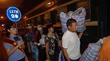 Cotton pickers get on the train bound for Urumqi of northwest China's Xinjiang Uygur Autonomous Region, at the railway station in Xi'an, northwest China's Shaanxi Province, on September 4, 2009.