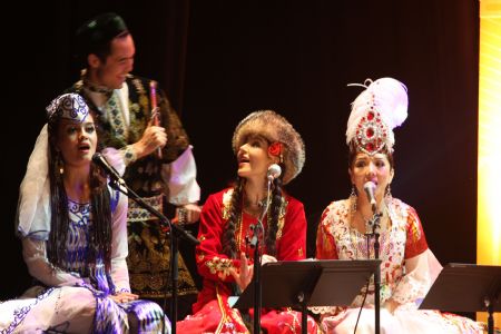 Members of China's Xinjiang Twelve Mukams Art Performing Troupe perform in Algiers, capital of Algeria, September 4, 2009. The art troupe put on a two-day performance for the audience in Algeria since Friday. The Twelve Mukams is a 12-part suite of ancient Uygur music.
