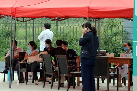 People who have close contact with patients infected with influenza A/H1N1 virus wait for examinations at an infectious disease hospital in Tai'an, east China's Shandong Province, on September 5, 2009. 