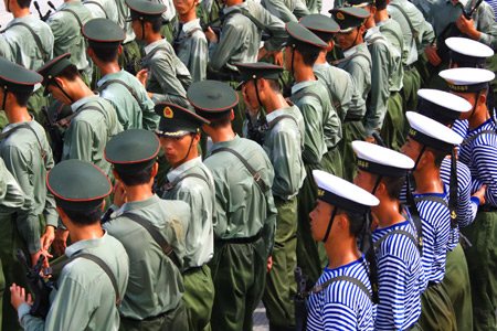 Photo taken on August 22, 2009 shows Chinese soldiers are sweaty profusely when they take part in the parade training in Beijing, capital of China.