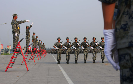 Photo taken on August 10, 2009 shows members of airborne troops take part in the exam of parade training in Beijing, capital of China.