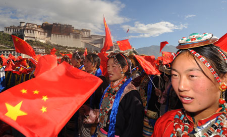 Herdsmen from Maizhokunggar County sing a patriotic song at the Potala Palace square in Lhasa, capital of southwest China's Tibet Autonomous Region, September 5, 2009.