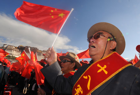 Veteran Wang Jizhong joins a patriotic song at the Potala Palace square in Lhasa, capital of southwest China's Tibet Autonomous Region, September 5, 2009. 