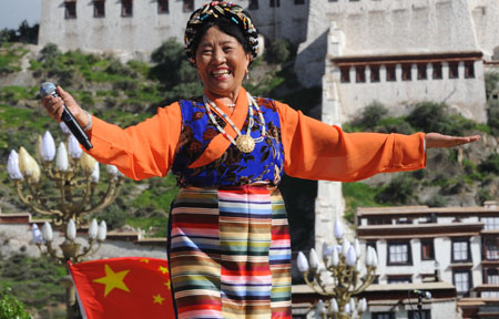 Noted Tibetan singer Cedain Zhoema sings a patriotic song at the Potala Palace square in Lhasa, capital of southwest China's Tibet Autonomous Region, September 5, 2009. 