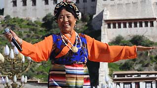 Noted Tibetan singer Cedain Zhoema sings a patriotic song at the Potala Palace square in Lhasa, capital of southwest China's Tibet Autonomous Region, September 5, 2009.