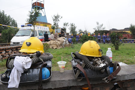 Rescuers get ready at the Xinhua No. 4 coal mine in Xinhua District of Pingdingshan City, central China's Henan Province, on September 8, 2009. A total of 93 people were working in the coal mine where a gas explosion happened Tuesday morning, leaving at least 35 dead, according to local safety watchdog. 