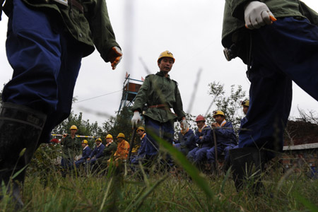 Rescuers get ready at the Xinhua No. 4 coal mine in Xinhua District of Pingdingshan City, central China's Henan Province, on September 8, 2009.