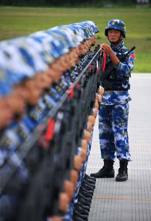 Photo taken on August 21, 2009 shows Chinese soldiers taking part in the parade training with the help of the strings in Beijing, capital of China.