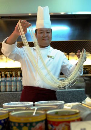 Chef Zeng Peng makes Lanzhou Noodle at Dalian Shangrila Hotel in Dalian, northeast China's Liaoning Province, September 7, 2009. 