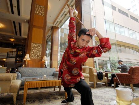 Tea art master Li Wei displays Kungfu tea at Dalian Shangrila Hotel in Dalian, northeast China's Liaoning Province, September 7, 2009.