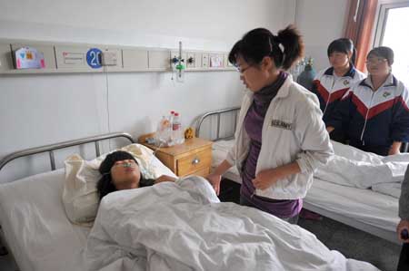 Victims of a gas leakage accident recieve medical treatment in a hospital in Lanzhou, northwest China's Gansu Province, September 8, 2009. At least 105 people were sickened in a chemical plant gas leakage in Gansu Province on Monday, doctors said on Tuesday. The accident took place at about 10 PM on Monday as workers were refining waste oil at the Feilong Chemical Co. Ltd. in Lanzhou's Xigu District.