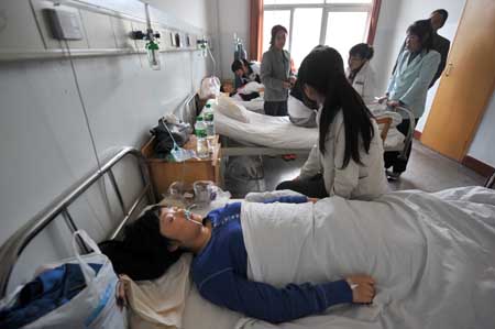 Victims recieve medical treatment in a hospital in Lanzhou, northwest China's Gansu Province, September 8, 2009.