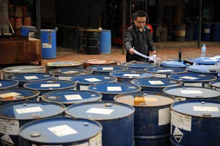 Inspectors seals up matierals that caused a gas leaking accident in Lanzhou, northwest China's Gansu Province, September 8, 2009.