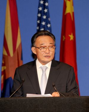 Wu Bangguo, chairman of the Standing Committee of China&apos;s National People&apos;s Congress, gives a speech during the US-China Economic and Trade Cooperation Forum in Phoenix, the United States, on September 8, 2009. Wu is on an official visit to the United States. 