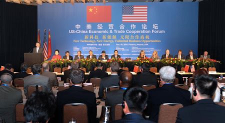 Wu Bangguo (1st L), chairman of the Standing Committee of China&apos;s National People&apos;s Congress, gives a speech during the US-China Economic and Trade Cooperation Forum in Phoenix, the United States, on September 8, 2009. Wu is on an official visit to the United States. 