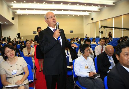 Klaus Schwab (C), Founder and Executive Chairman of World Economic Forum, speaks during his visit to a forum focusing on the basis of new social compact at the Annual Meeting of the New Champions 2009, or Summer Davos, in Dalian, northeast China's Liaoning Province, September 10, 2009.