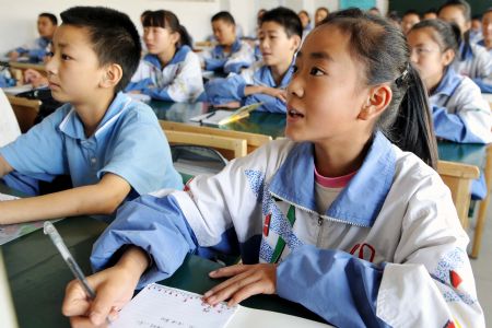 Students listen to instructions on A/H1N1 influenza prevention at a middle school in Urumqi, capital of northwest China's Xinjiang Uygur Autonomous Region, on September 14, 2009. 