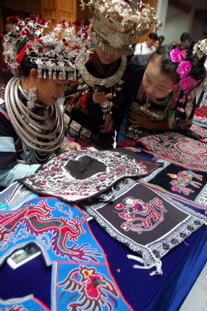 A competitor makes embroidery during a traditional handicraft competition in Kaili, southwest China's Guizhou Province, Septemebr 15, 2009.