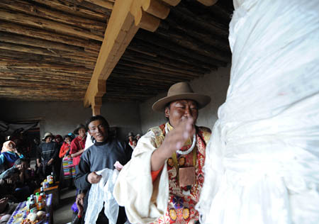 Local herdsmen attend a house-warming party held by Cering Tonzhub for his new house in Bangoin County, southwest China&apos;s Tibet Autonomous Region, September 15, 2009.