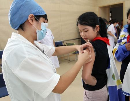 A pupil gets a flu vaccination shot at Hepingli No.9 Primary School in Dongcheng District of Beijing, capital of China, September 16, 2009. 