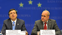 European Union (EU) rotating presidency Swedish Prime Minister Fredrik Reinfeldt (R) and President of European Commission Jose Manuel Barroso attend a news conference after the EU informal Summit at EU's headquarter in Brussels, capital of Belgium, September 17, 2009.