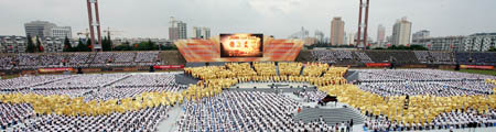 Photo taken on September 18, 2009 shows the rehearsal of Yellow River Cantata in Shanghai, east China. The cantata, with participation of more than 22,000 people, will be staged with live broadcasting in 10 provinces and regions on Saturday to commemorate the 70th anniversary of the cantata composed by Xian Xinghai, a famous Chinese composer, and the 60th birthday of the People's Republic of China.