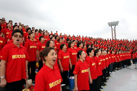 Singers rehearse the Yellow River Cantata in Shanghai, east China, September 18, 2009. The cantata, with participation of more than 22,000 people, will be staged with live broadcasting in 10 provinces and regions on Saturday to commemorate the 70th anniversary of the cantata composed by Xian Xinghai, a famous Chinese composer, and the 60th birthday of the People's Republic of China.