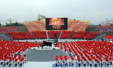 Photo taken on September 18, 2009 shows the rehearsal of Yellow River Cantata in Shanghai, east China. The cantata, with participation of more than 22,000 people, will be staged with live broadcasting in 10 provinces and regions on Saturday to commemorate the 70th anniversary of the cantata composed by Xian Xinghai, a famous Chinese composer, and the 60th birthday of the People's Republic of China.