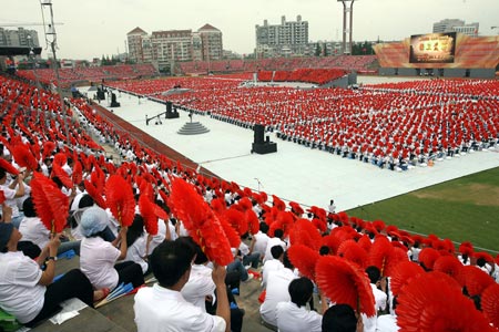 Photo taken on September 18, 2009 shows the rehearsal of Yellow River Cantata in Shanghai, east China. The cantata, with participation of more than 22,000 people, will be staged with live broadcasting in 10 provinces and regions on Saturday to commemorate the 70th anniversary of the cantata composed by Xian Xinghai, a famous Chinese composer, and the 60th birthday of the People's Republic of China.