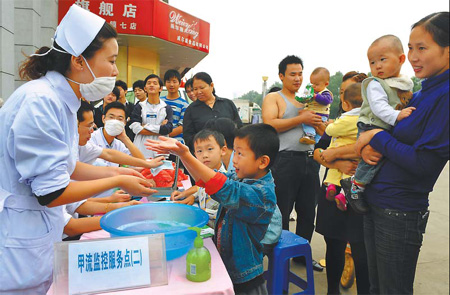 Medical staff teach kids how to wash hands in the correct way in the Bailuzhou community in the city's economic development zone of Lu'an, East China's Anhui province, yesterday. 