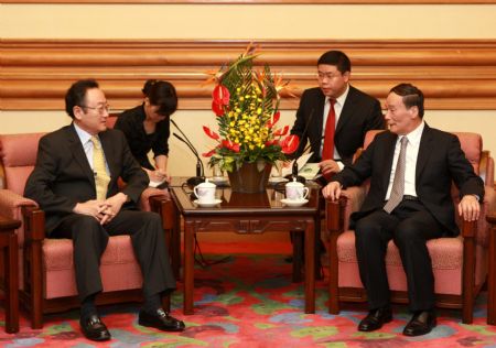 Chinese Vice Premier Wang Qishan (Front, R), meets with Sakong Il, chairman of ROK's G20 Coordinating Committee and economic advisor to Lee Myung-bak in Beijing, capital of China, on Aug. 20, 2009.