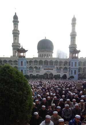 Muslims pray at Dongguan Mosque on the first day of Eid al-Fitr, which marks the end of Ramadan, the holiest month in the Islamic calendar, in Xining, capital of northwest China's Qinghai Province, on September 20, 2009.