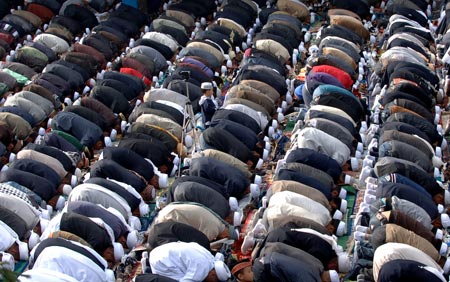 Muslims pray at Dongguan Mosque on the first day of Eid al-Fitr, which marks the end of Ramadan, the holiest month in the Islamic calendar, in Xining, capital of northwest China's Qinghai Province, on September 20, 2009.