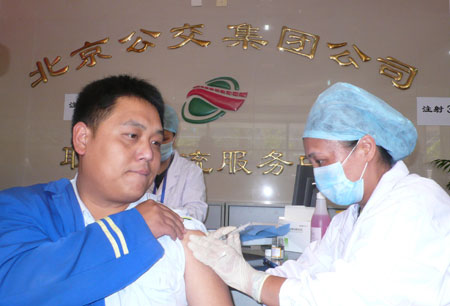 A bus driver who will be on duty during the National Day Celebration receives the A/H1N1 flu vaccination in Beijing, capital of China, on Sept. 21, 2009. The national capital Beijing took the lead in the country to start A/H1N1 flu vaccination program Monday, the municipal health authorities announced. 