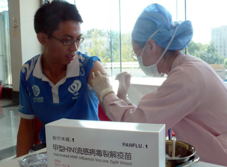 A student of Tsinghua University receives the A/H1N1 flu vaccination in Beijing, capital of China, on Sept. 21, 2009. The national capital Beijing took the lead in the country to start A/H1N1 flu vaccination program Monday, the municipal health authorities announced. 