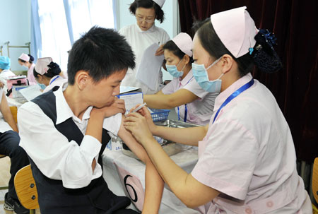 A student from Beijing Jingyuan School receives A/H1N1 flu vaccination in Beijing, capital of China, on Sept. 21, 2009. The national capital Beijing took the lead in the country to start A/H1N1 flu vaccination program Monday, the municipal health authorities announced. 