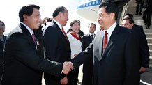 Chinese President Hu Jintao (Front, R) is greeted upon his arrival at New York, the United States, on September 21, 2009.