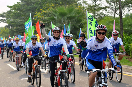 Locals ride bicycles during a public awareness event to mark the Car-Free Day in Haikou, capital of south China's Hainan Province, on September 22, 2009.