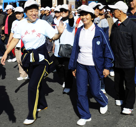 Locals participate in a pedestrian trip to mark the Car-Free Day in Changchun, capital of northeast China's Jilin Province, on September 22, 2009.