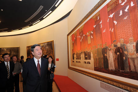 Li Congjun, president of Xinhua News Agency and director of an exhibition of artworks reflecting China's major historical subjects since 1840, visits the exhibition at the National Art Museum in Beijing, capital of China, on Sept. 22, 2009. Unveiled here Tuesday, the exhibition features 102 pieces of works, whose themes include China's struggle against imperialism, feudalism and colonialism, and its revolution, reform and development. (Xinhua/Jin Liangkuai) c