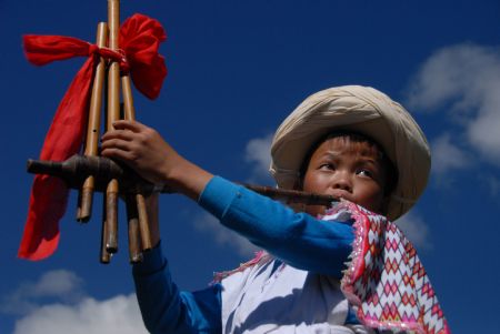 A kid of the Miao ethnic group performs during the opening ceremony of a leek flower cultural festival held in Hezhang, southwest China's Guizhou Province, September 22, 2009. The festival opened on Tuesday in Hezhang county that grows wild leek plants of more than 30 square kilometers. 