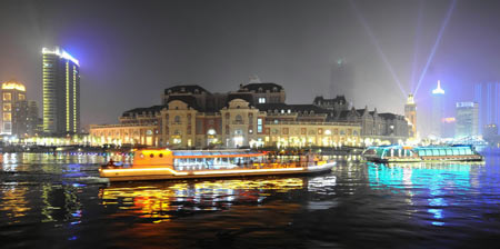 Photo taken on September 22, 2009 shows the night scene of Haihe River in Tianjin, China. 