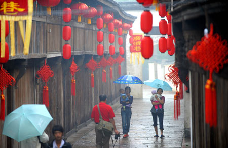 Residents walk on a street of Tangqi town in Hangzhou, capital of east China&apos;s Zhejiang Province, September 22, 2009. 