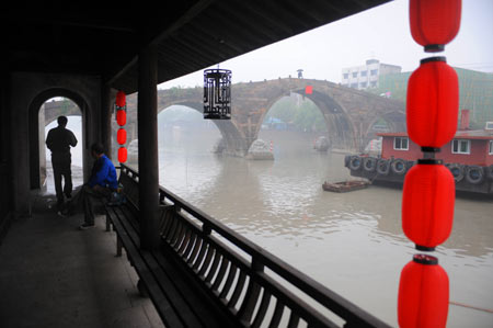 A resident sits on a bench in Tangqi town in Hangzhou, capital of east China&apos;s Zhejiang Province, September 22, 2009. 