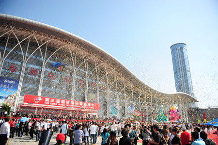 People in hustle and busle take part in the opening ceremony of the 3rd Yantai International Wine Festival, which is set to feature series of activities including tasting and appreciating quality wine, grape-picking, fancy bartend concoction, etc, opening in Yantai, east China's Shandong Province, September 23, 2009.