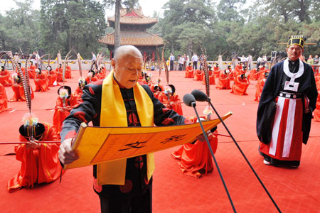 A ceremony is hled to celebrate the latest version of Confucius family tree that made its debut on September 24, 2009 in Qufu, the birth place of Confucius, in east China's Shandong Province.