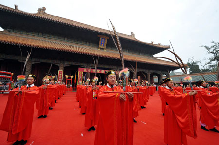 A ceremony is hled to celebrate the latest version of Confucius family tree that made its debut on September 24, 2009 in Qufu, the birth place of Confucius, in east China's Shandong Province.